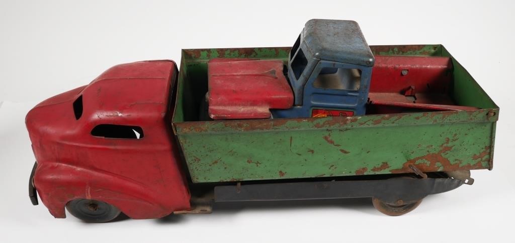 Appraisal: Vintage Wyandotte pressed steel dump truck Marked on the bottom