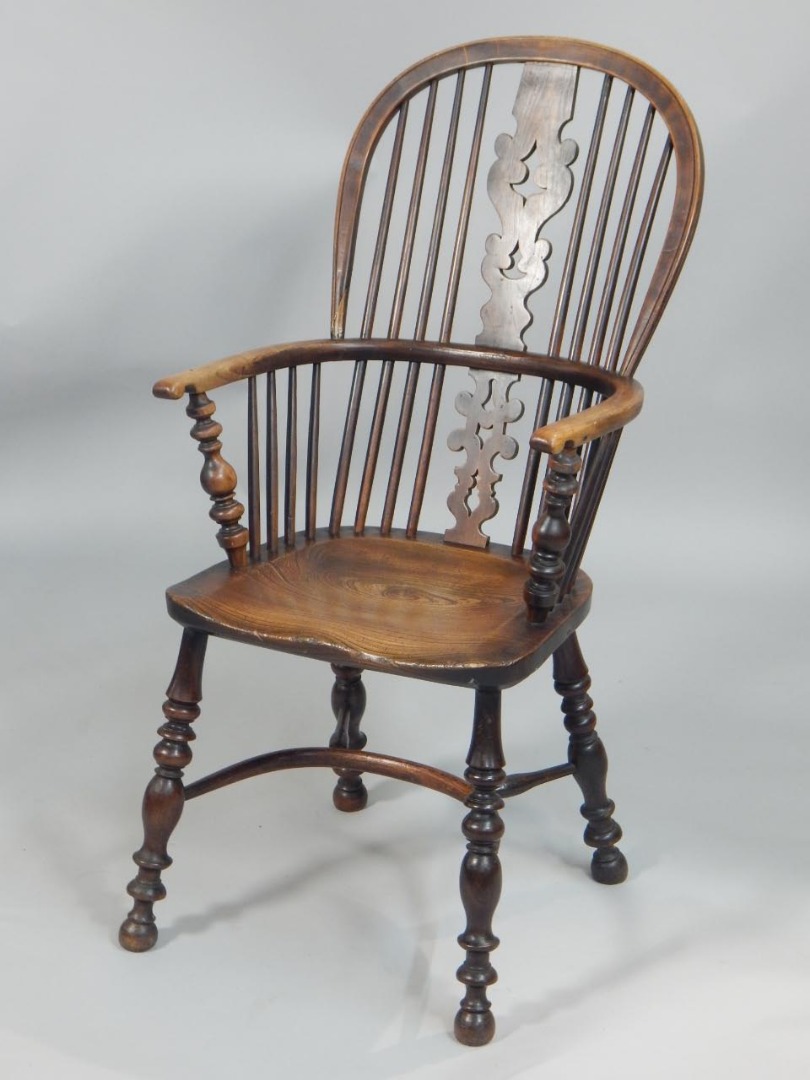 Appraisal: A thC ash and elm Windsor chair with a pierced