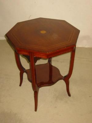 Appraisal: AN EDWARDIAN MAHOGANY OCCASSIONAL TABLE of octagonal moulded edged top