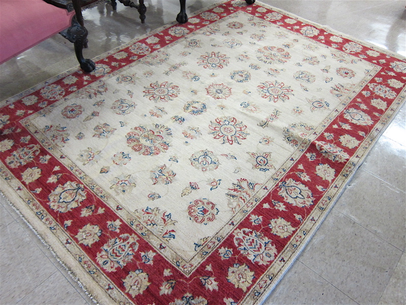 Appraisal: HAND KNOTTED ORIENTAL AREA RUG Pakistani Persian featuring a rectangular