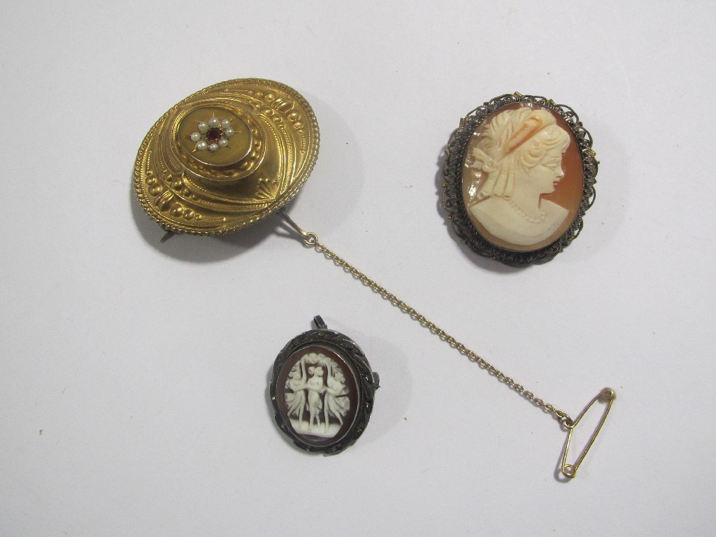 Appraisal: Lot comprising Victorian ct gold balloon brooch and two cameo