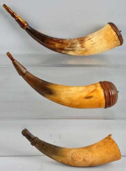 Appraisal: Lot of Early Gun Powder Horns Description Smallest horn has