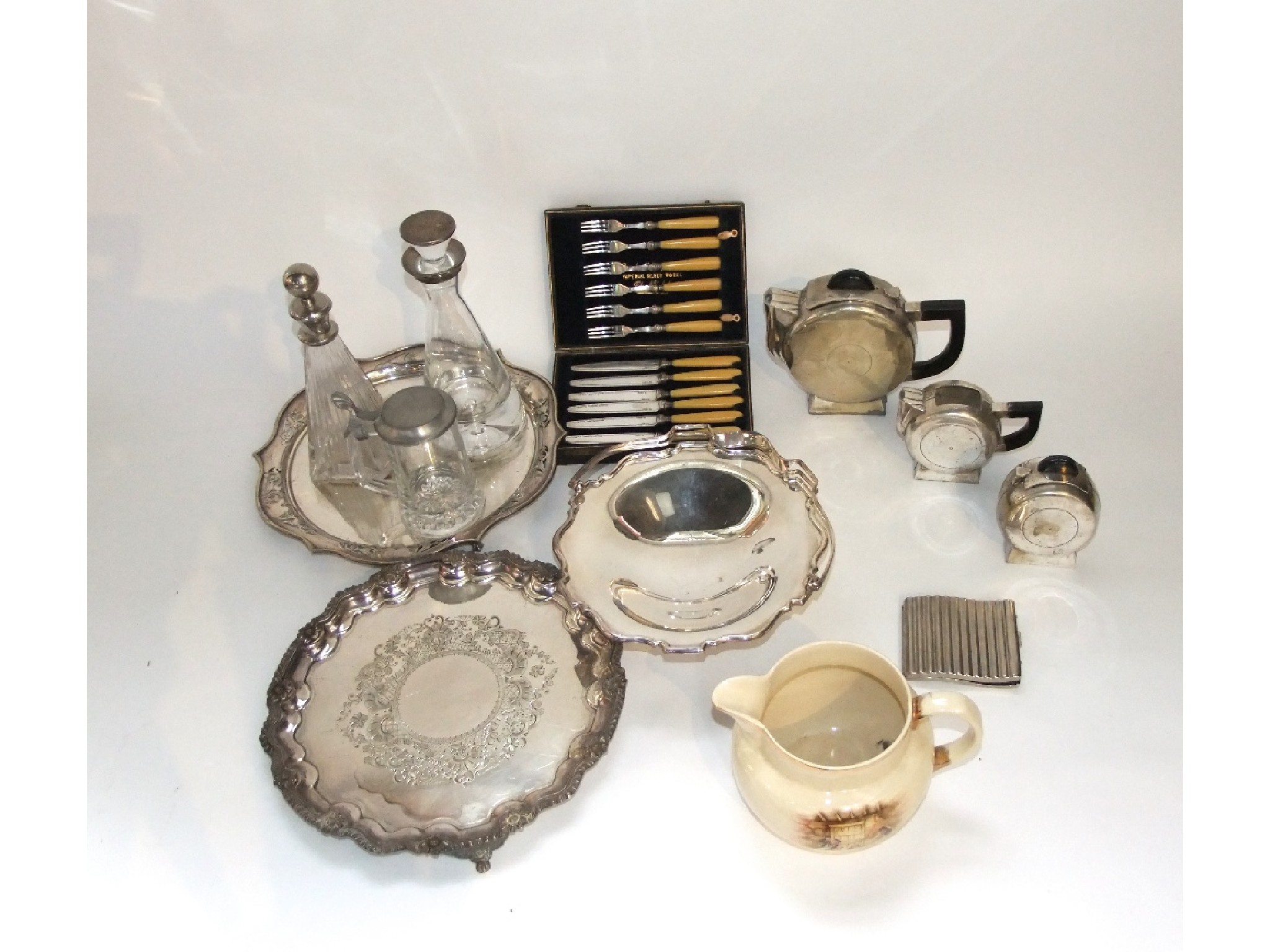 Appraisal: Silver plated wares to include a bowl with hinged handle