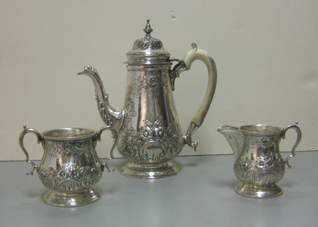 Appraisal: JOHN MUNS LONDON English George III silver coffee pot with