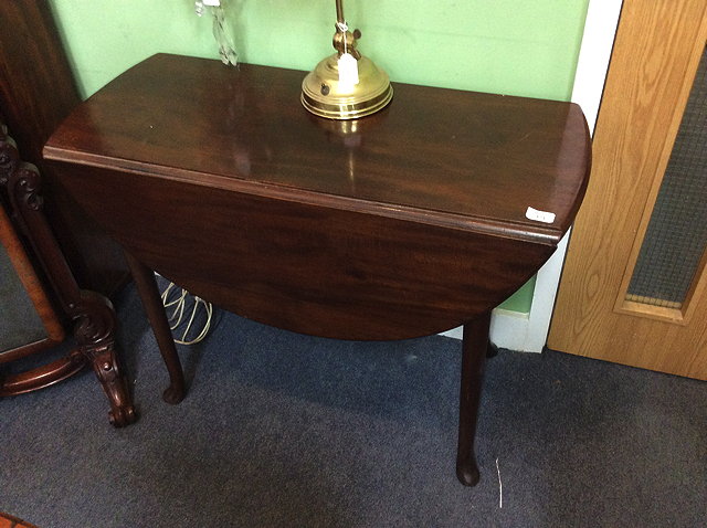 Appraisal: A TH CENTURY MAHOGANY DROP FLAP TABLE with turned legs