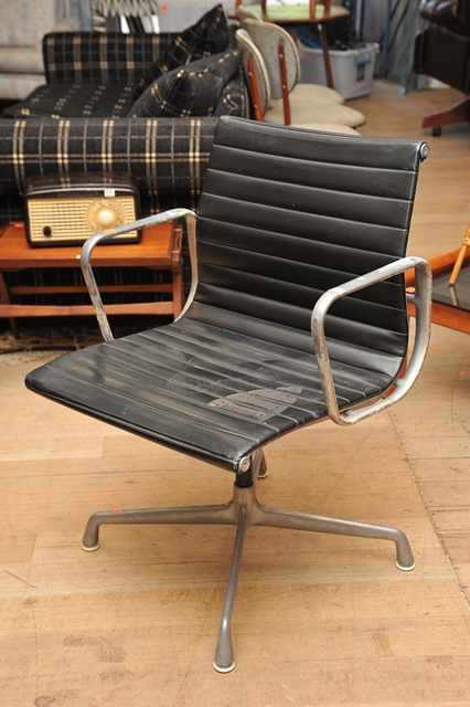 Appraisal: CHARLES EAMES - RAY EAMES - AN ALUMINIUM GROUP CHAIR