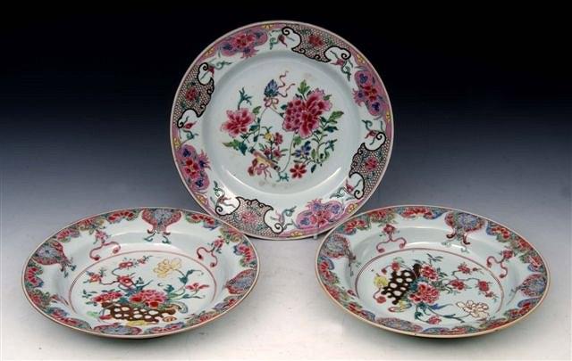 Appraisal: AN TH CENTURY CHINESE PORCELAIN FAMILLE ROSE PLATE with vibrant