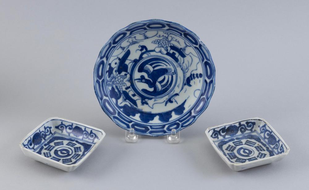 Appraisal: THREE PIECES OF SMALL CHINESE BLUE AND WHITE PORCELAIN TH