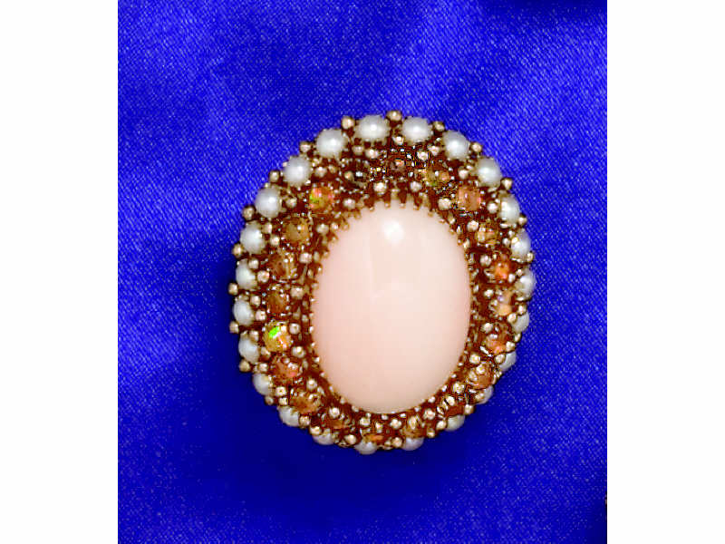 Appraisal: CORAL RING k yellow gold lady's ring with oval cabochon