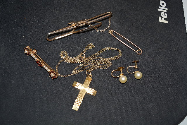 Appraisal: Bar broochwith garnet and pearl setting a ct gold crucifix