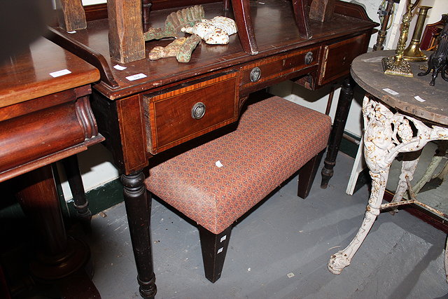 Appraisal: AN EDWARDIAN MAHOGANY SATINWOOD CROSS BANDED DRESSING TABLE with galleried