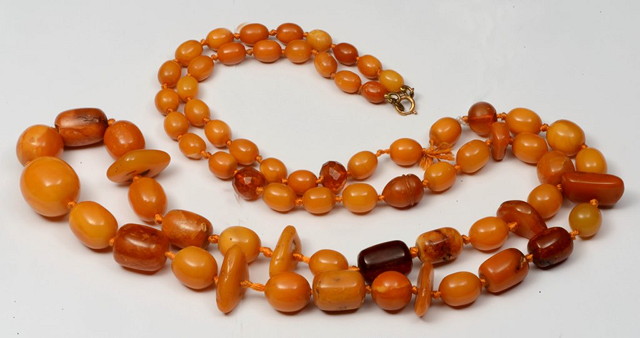 Appraisal: AN AMBER BEAD NECKLACE of stylised form approximately cm grams