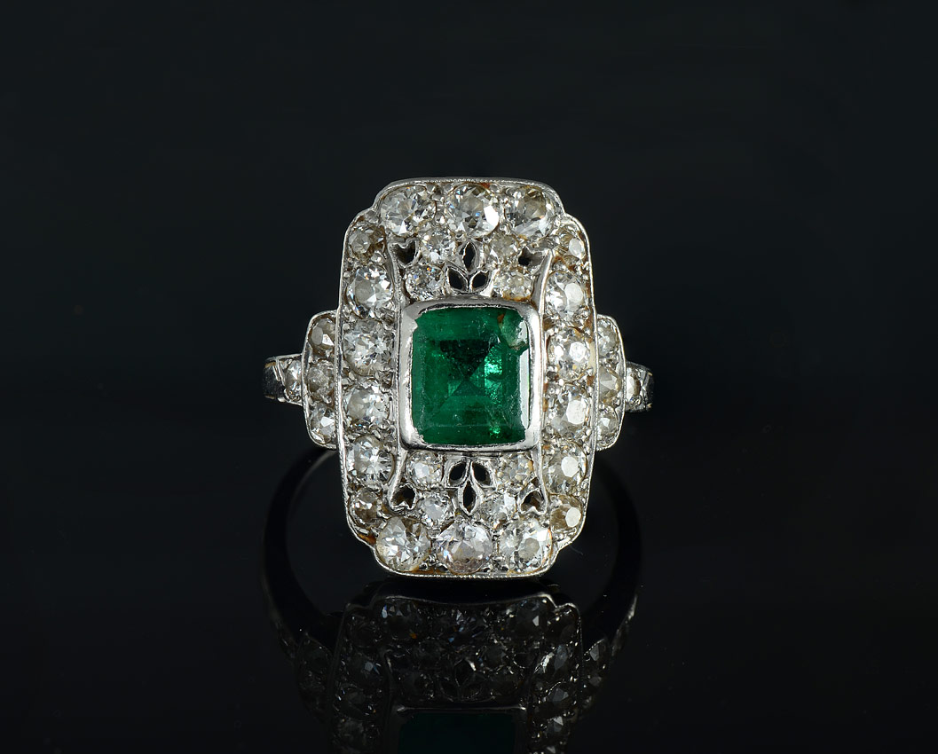 Appraisal: PLATINUM DECO EMERALD DIAMOND RING Platinum ring centers one square