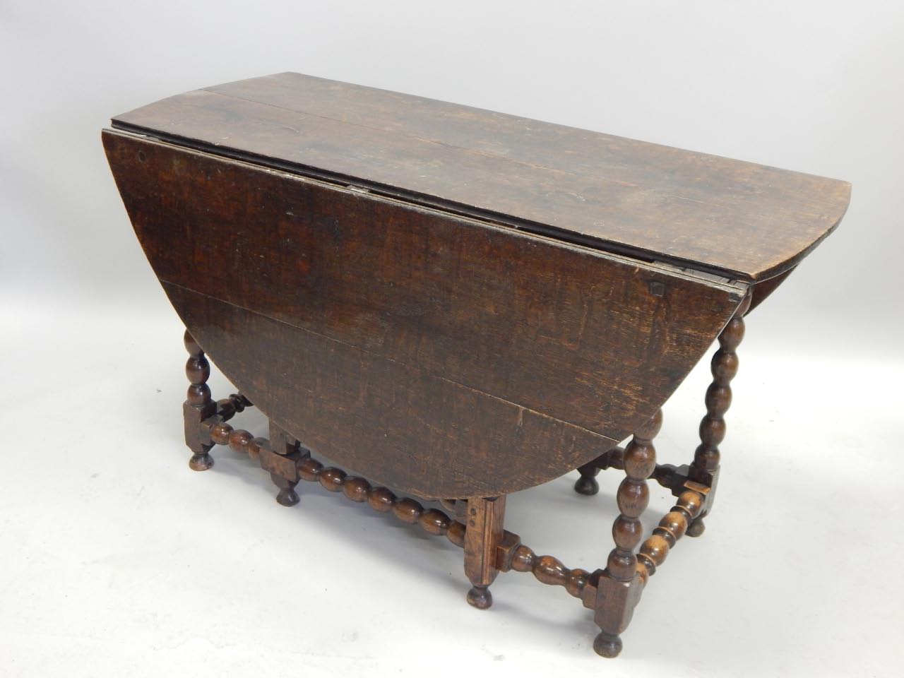 Appraisal: An thC oak oval gateleg table on bobbin turned supports