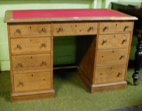 Appraisal: A Victorian oak kneehole desk