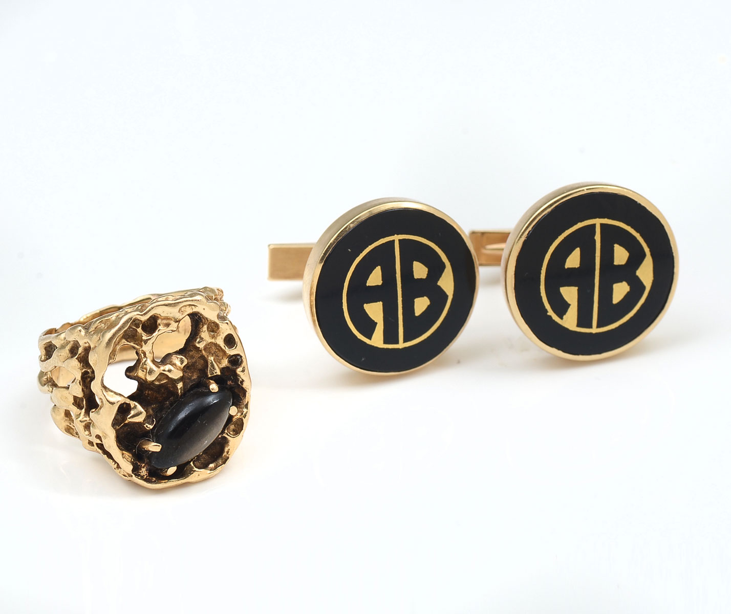 Appraisal: K CUFFLINKS AND APATITE RING K yellow gold monogram cufflinks