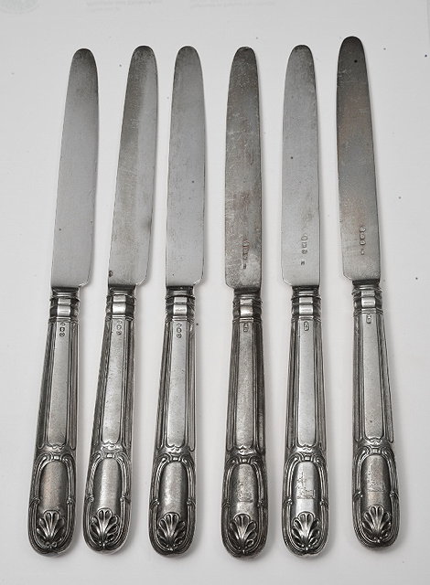 Appraisal: A SET OF SIX GEORGIAN TABLE KNIVES with fiddle thread