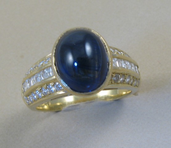 Appraisal: SAPPHIRE AND EIGHTEEN KARAT GOLD RING centering an oval blue