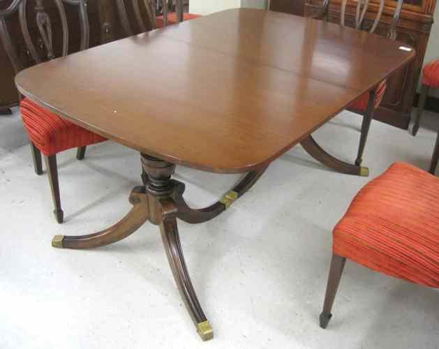 Appraisal: FEDERAL STYLE MAHOGANY DINING TABLE WITH THREE LEAVES American mid-