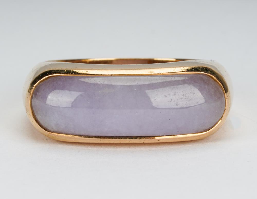 Appraisal: KARAT GOLD LAVENDER JADE SADDLE RINGcentering one elongated oval cabochon