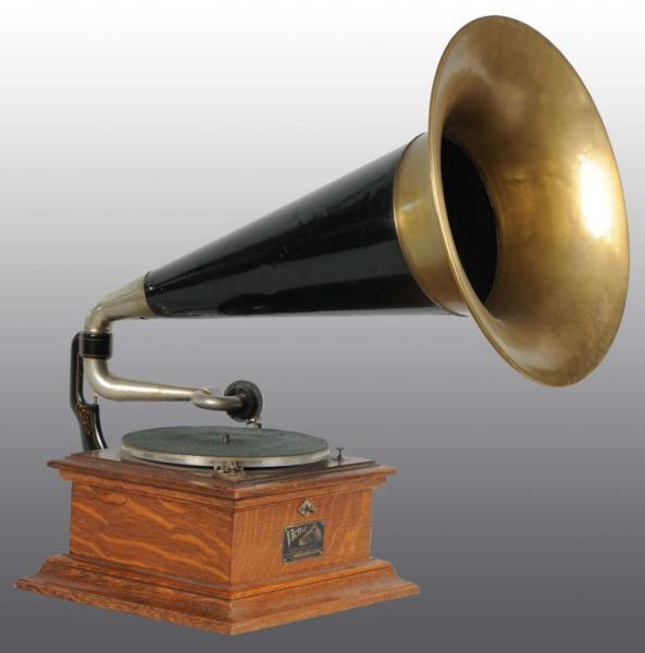 Appraisal: Victor II Disc Phonograph Description Includes black bell horn Slip