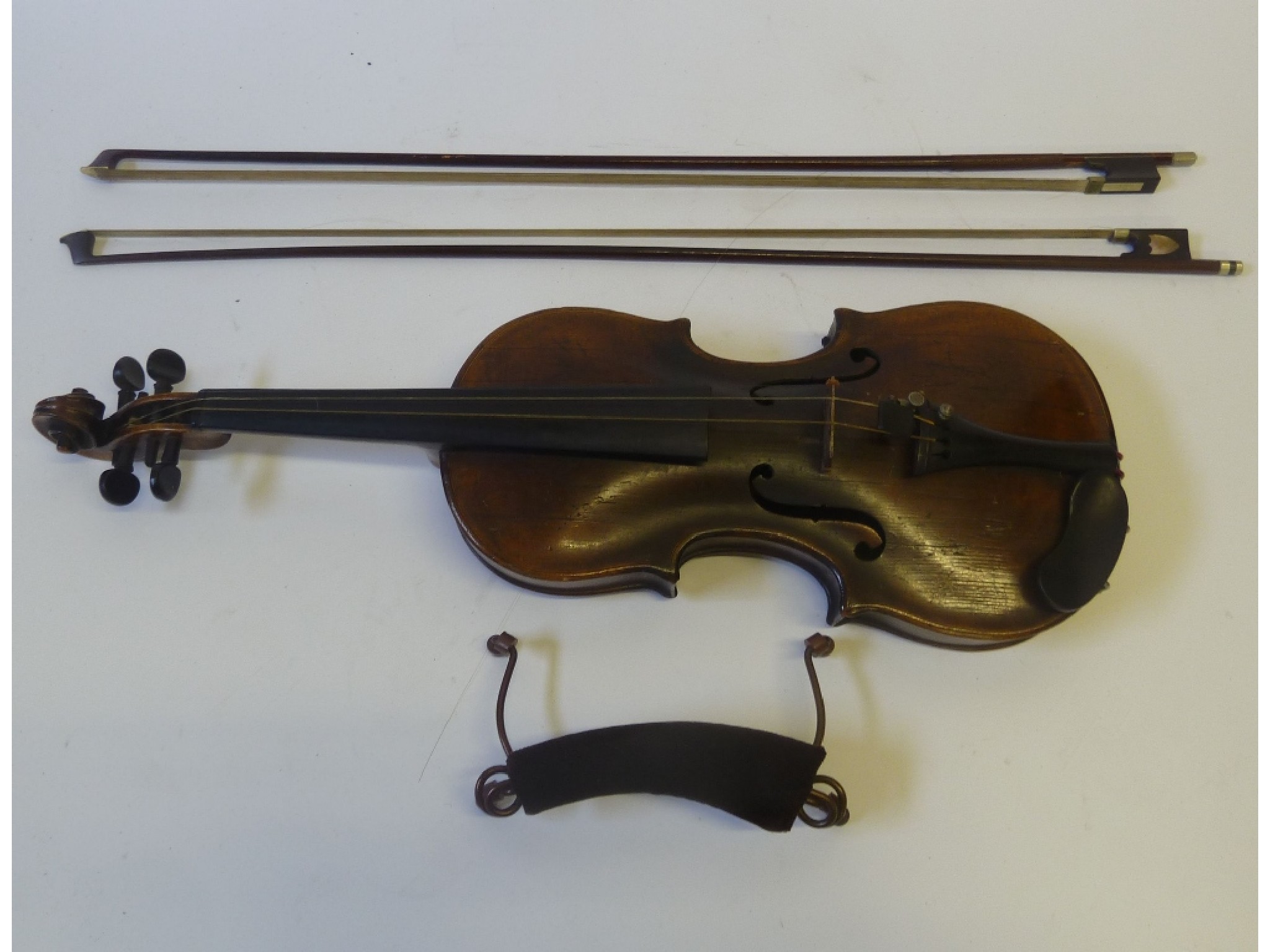 Appraisal: NINETEENTH CENTURY UNBRANDED VIOLIN having one piece back TOGETHER WITH