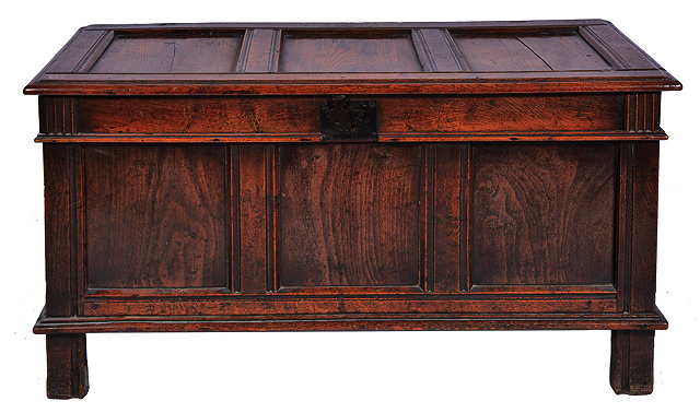 Appraisal: AN ANTIQUE OAK COFFER with panelled top and sides and