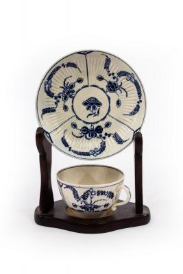 Appraisal: A Worcester teacup and saucer circa decorated with the Immortelle