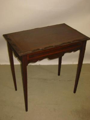 Appraisal: AN EDWARDIAN MAHOGANY OCCASIONAL TABLE of oblong form crossbanded with