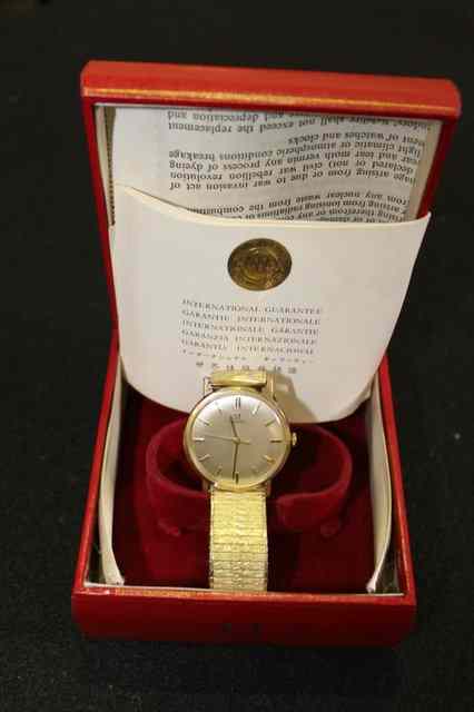 Appraisal: A CT GOLD GENTS OMEGA WRIST WATCH movement no in