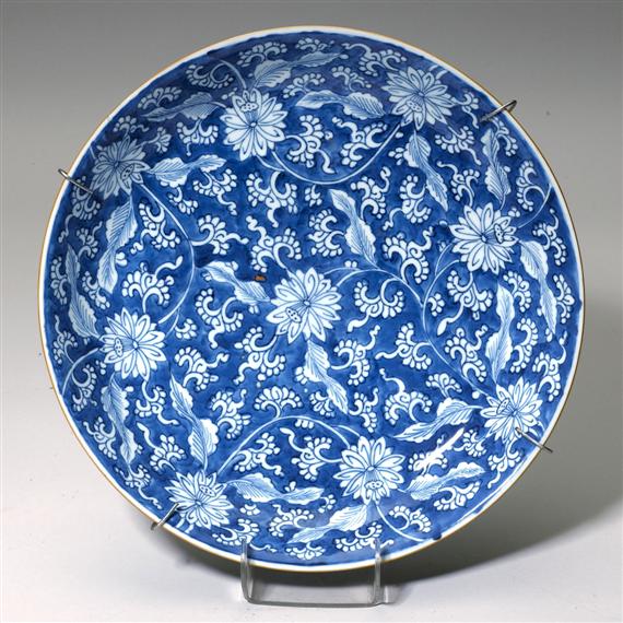 Appraisal: A LARGE ROUND DISH China th c D cm