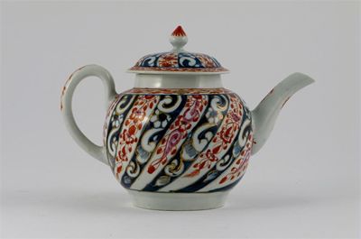 Appraisal: A Worcester teapot and associated cover painted in the Queen