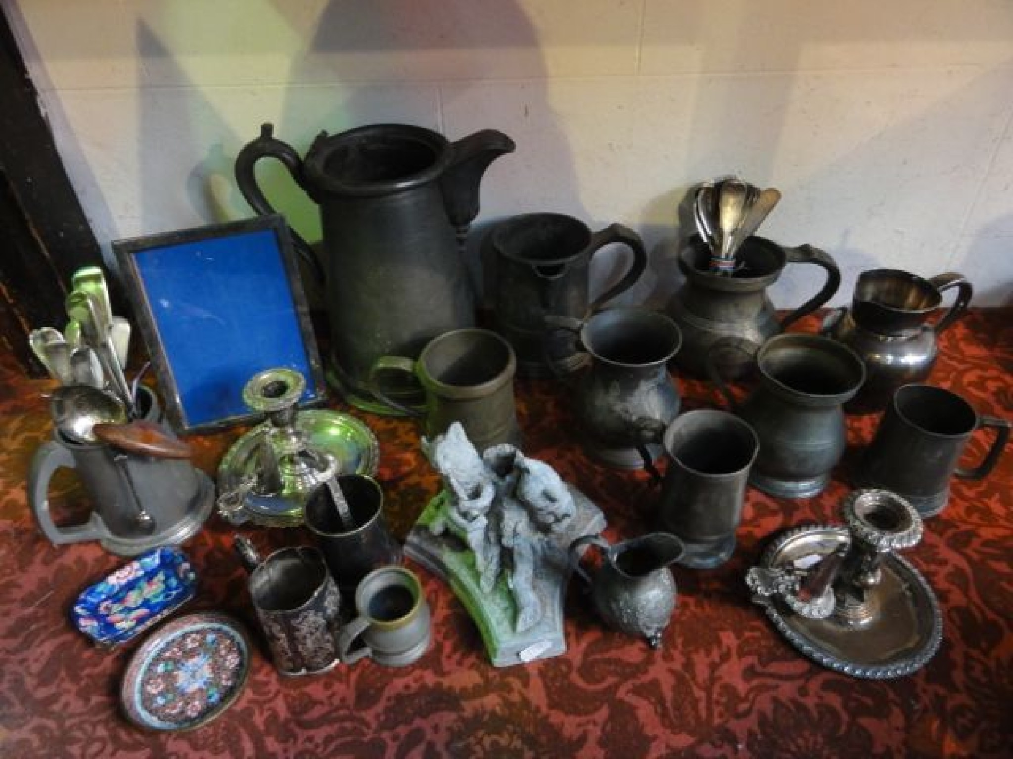 Appraisal: A quantity of antique pewter tankards of varying size and