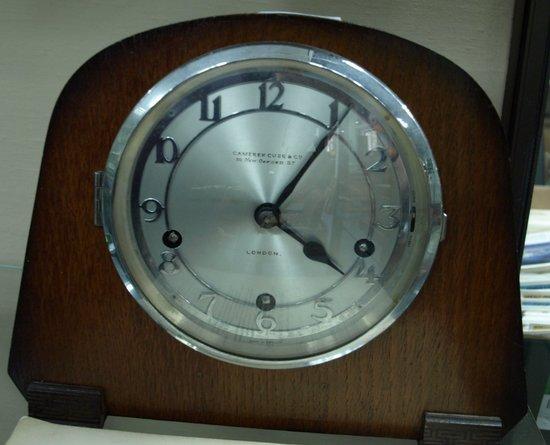 Appraisal: A chiming mantel clock by Camerer Cuss Co New Oxford