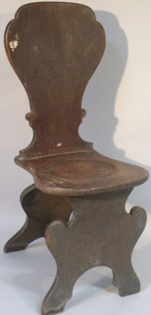 Appraisal: A late thC oak hall chair with inverted back and