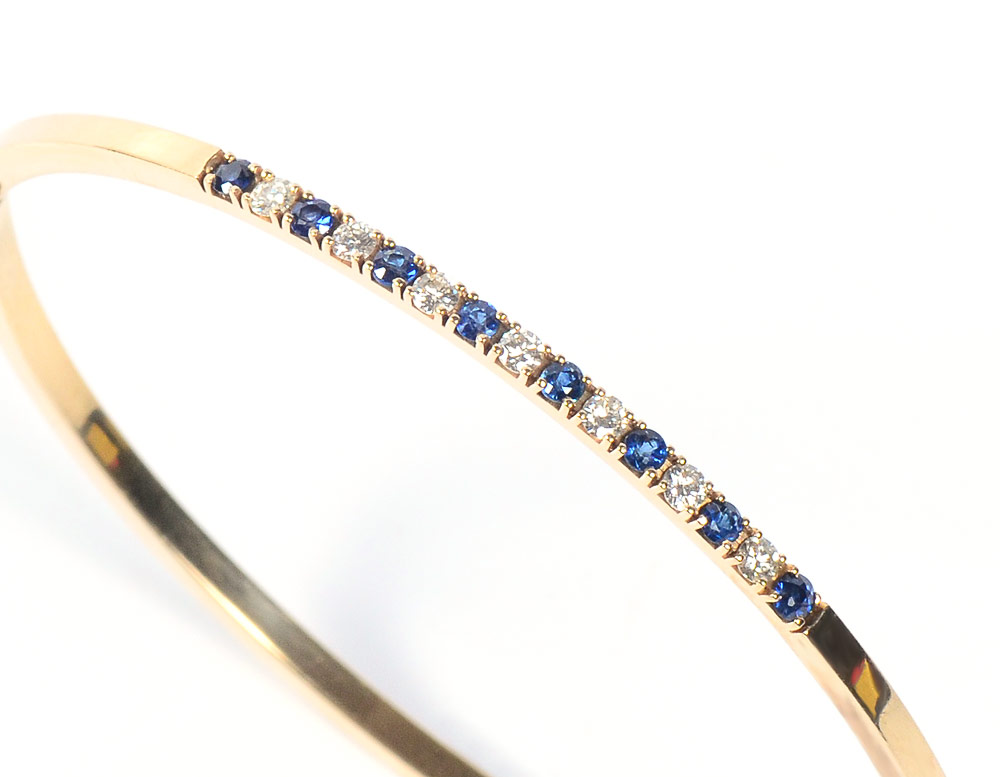 Appraisal: K DIAMOND AND SAPPHIRE BANGLE BRACELET K yellow gold hinged