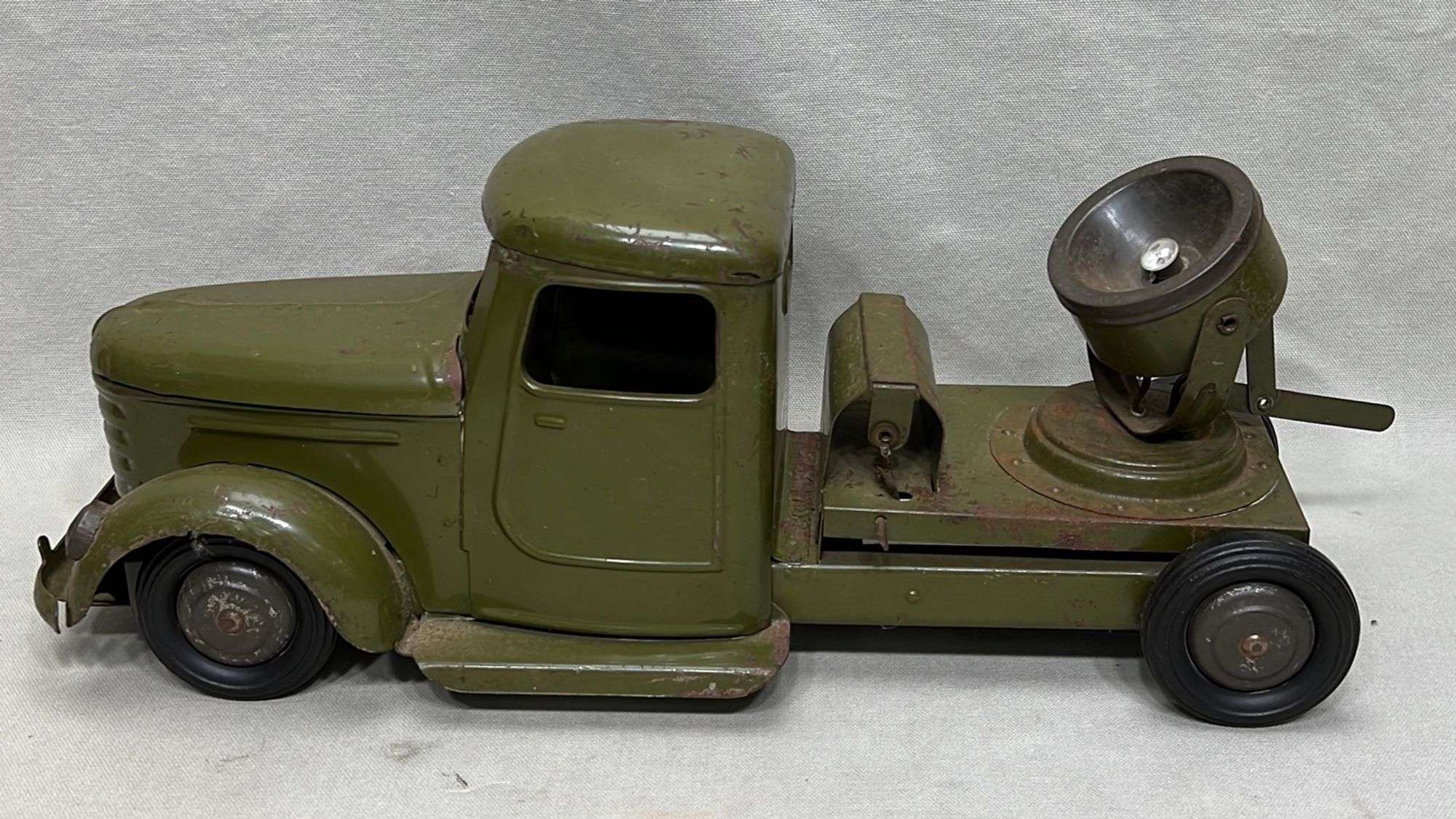 Appraisal: American pressed steel searchlight truck toy probably Structomid th century