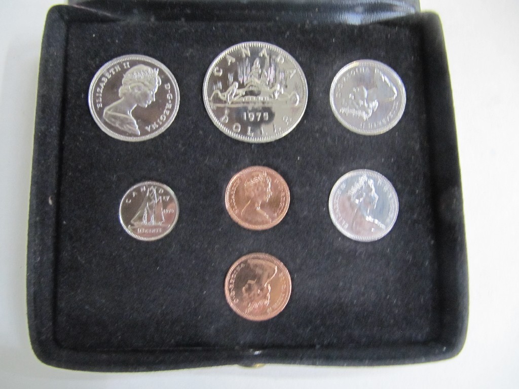 Appraisal: Tray lot of coin sets and loose coins