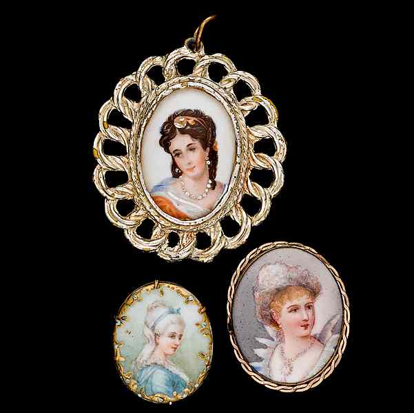 Appraisal: Painted Portraits on Porcelain A grouping of three portrait brooches