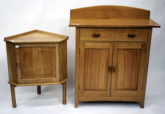 Appraisal: A WILLIS AND GAMBIER OAK SIDE CABINET with low raised