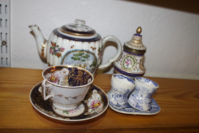 Appraisal: A FRENCH 'WORCESTER' STYLE PORCELAIN REEDED TEAPOT and cover painted