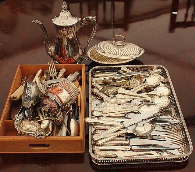 Appraisal: A QUANTITY OF SILVER PLATED FLATWARE cutlery etc