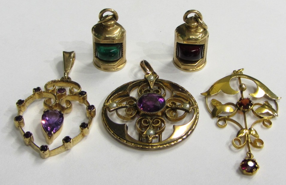 Appraisal: A ct gold and amethyst set pendant in an openwork