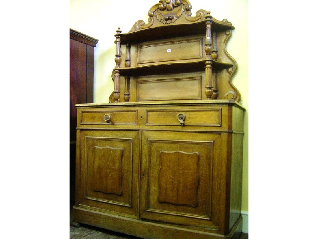 Appraisal: A continental oak side cupboard with raised top with open