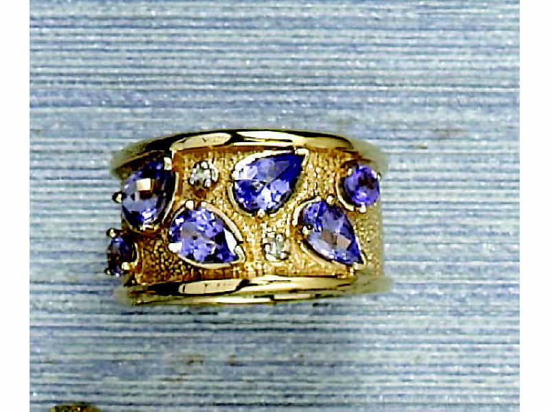 Appraisal: TANZANITE RING k yellow gold band set with four pear