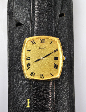 Appraisal: A gent's ct gold Piaget wristwatch with blue cabochon stone