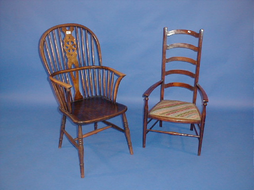 Appraisal: A thC beech and elm wheel back Windsor chair and