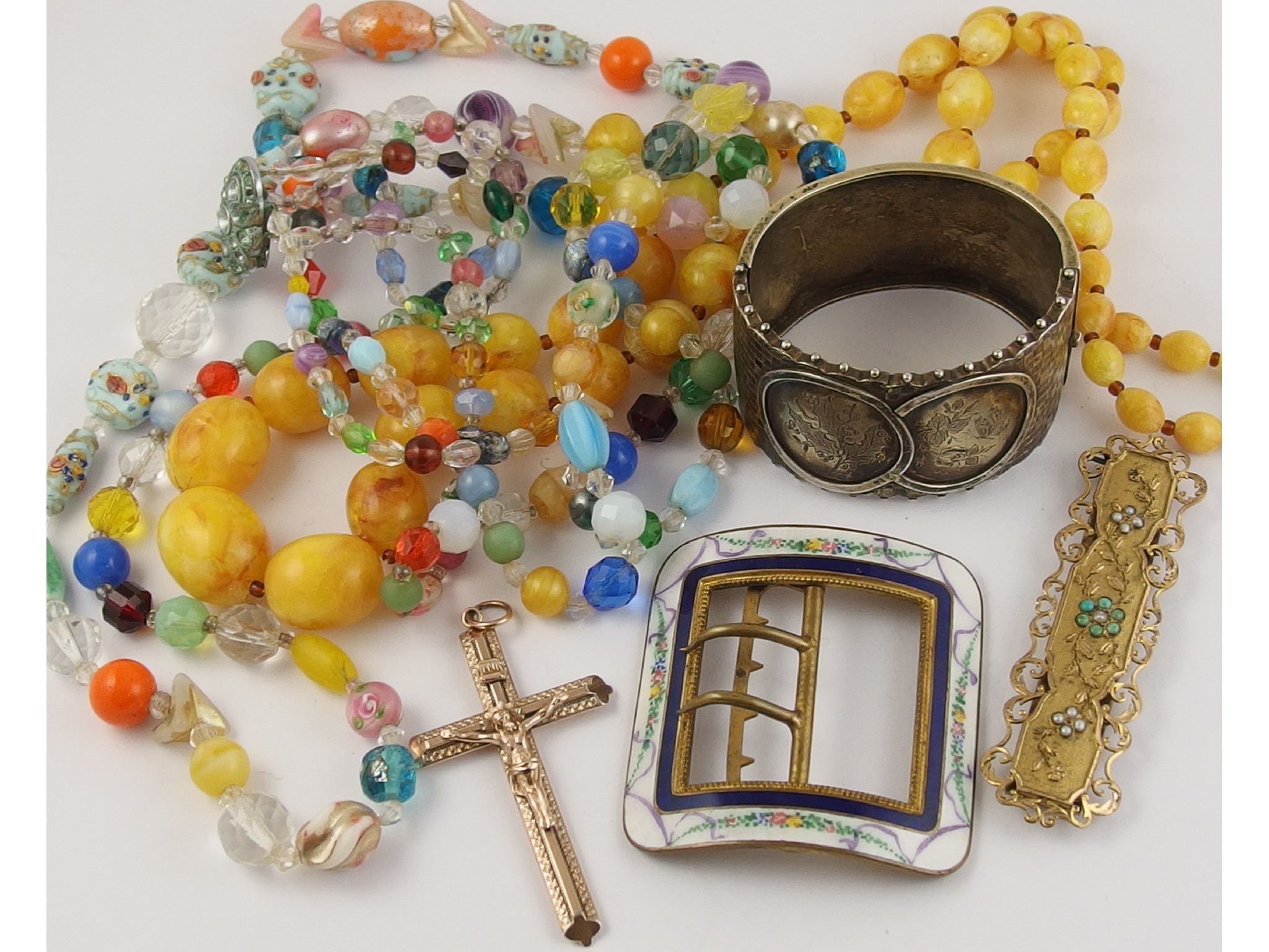 Appraisal: A collection of vintage costume jewellery to include an enamelled