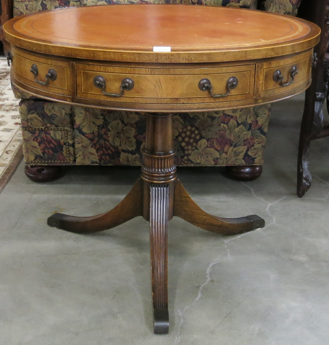 Appraisal: ROUND FEDERAL STYLE MAHOGANY LAMP TABLE American mid- th century