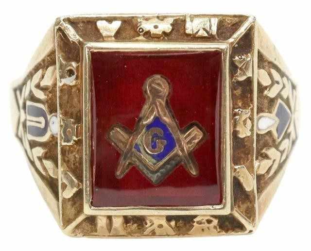 Appraisal: Gents kt yellow gold ring with Masonic square and compasses